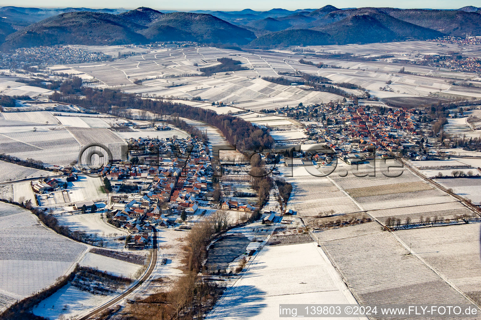 Vue aérienne de De l'est en hiver dans la neige à le quartier Klingen in Heuchelheim-Klingen dans le département Rhénanie-Palatinat, Allemagne