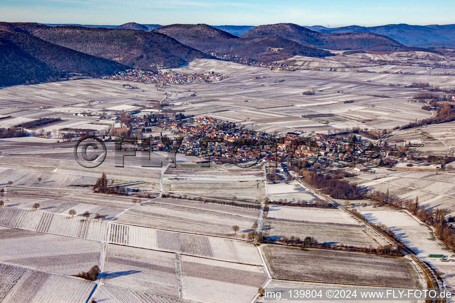 Vue aérienne de Du sud-est en hiver dans la neige à Göcklingen dans le département Rhénanie-Palatinat, Allemagne