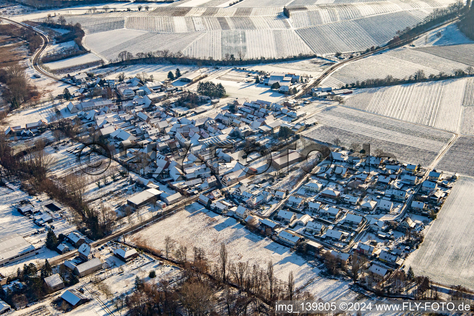 Vue aérienne de Du nord-ouest en hiver dans la neige à le quartier Klingen in Heuchelheim-Klingen dans le département Rhénanie-Palatinat, Allemagne