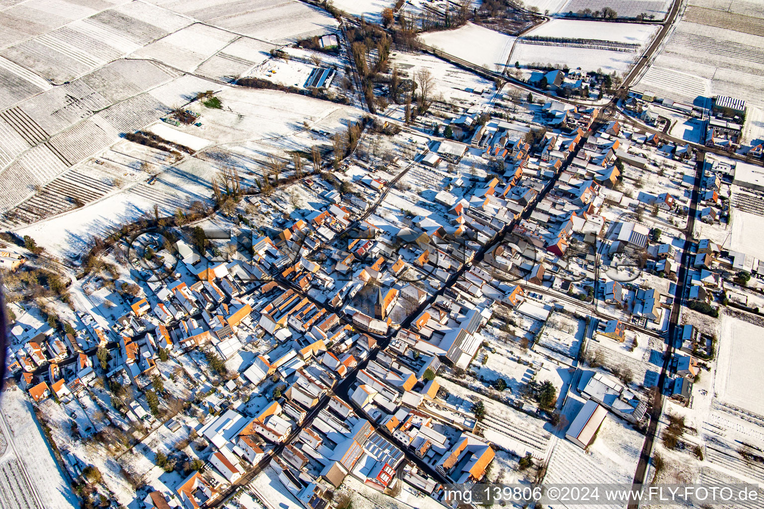 Vue aérienne de De l'ouest en hiver dans la neige à le quartier Heuchelheim in Heuchelheim-Klingen dans le département Rhénanie-Palatinat, Allemagne