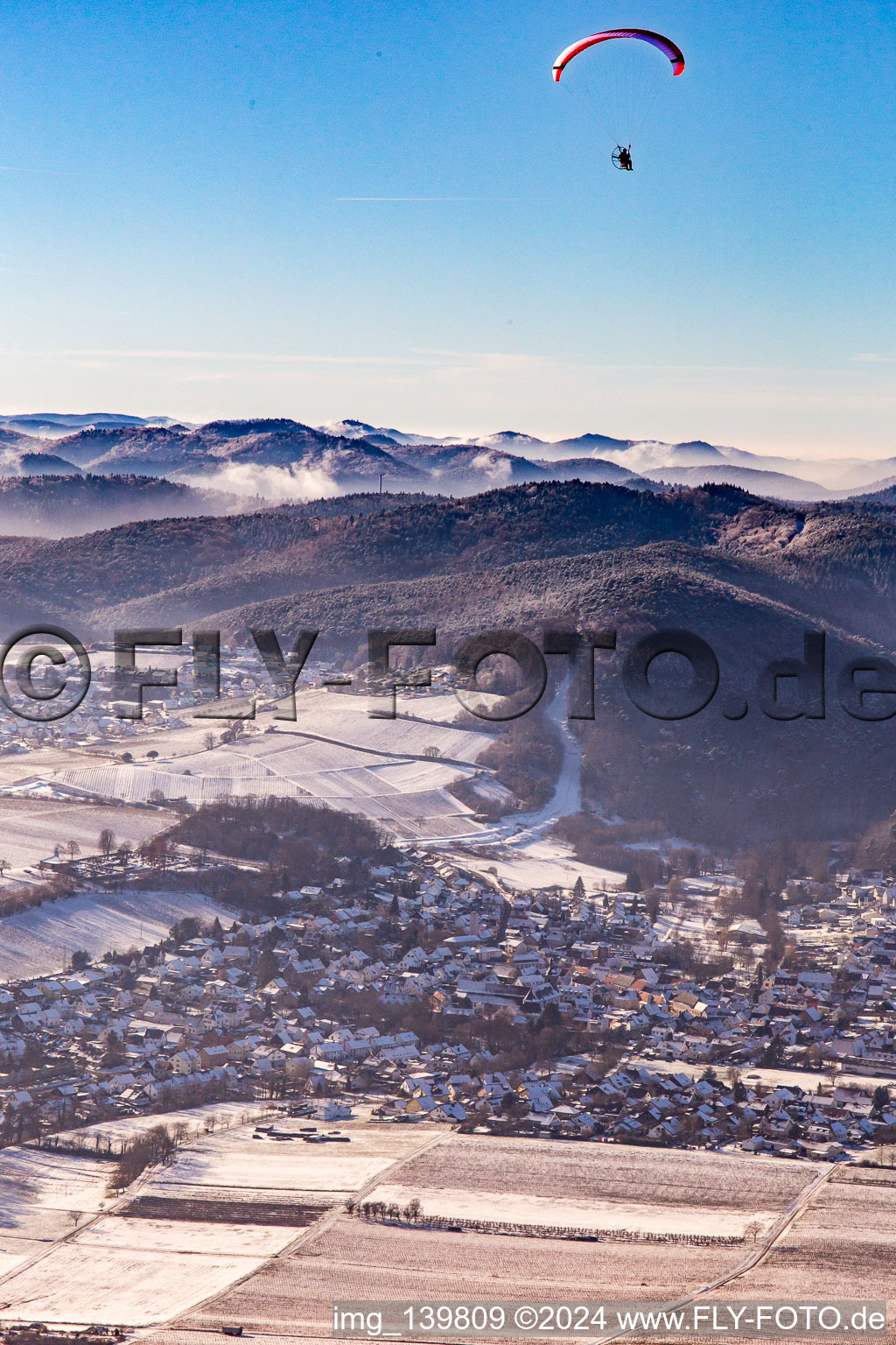 Vue aérienne de De l'est en hiver dans la neige en parapente à Klingenmünster dans le département Rhénanie-Palatinat, Allemagne