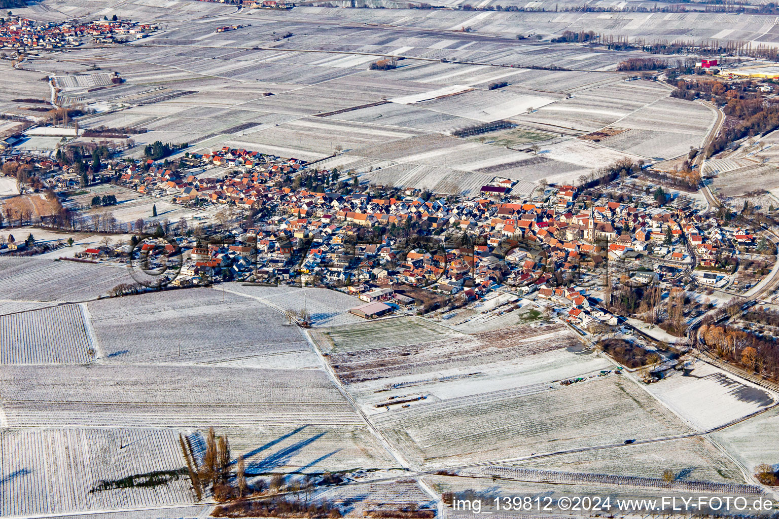 Vue aérienne de Du sud en hiver dans la neige à Göcklingen dans le département Rhénanie-Palatinat, Allemagne