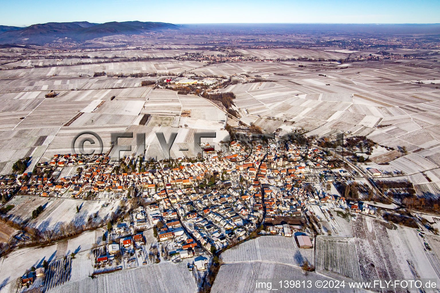 Vue aérienne de Du sud en hiver dans la neige à Göcklingen dans le département Rhénanie-Palatinat, Allemagne