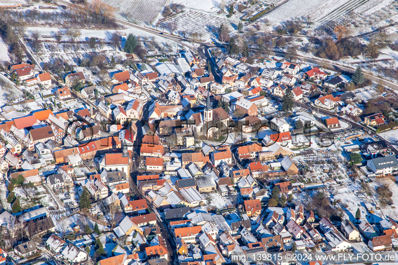 Vue aérienne de Laurentiuskirche du sud en hiver dans la neige à Göcklingen dans le département Rhénanie-Palatinat, Allemagne