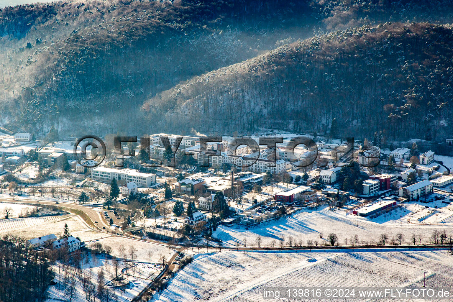 Vue aérienne de Pfalzklinik Landeck du nord-ouest en hiver dans la neige à Klingenmünster dans le département Rhénanie-Palatinat, Allemagne