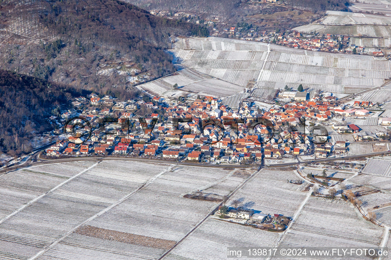 Vue aérienne de Du sud en hiver dans la neige à Eschbach dans le département Rhénanie-Palatinat, Allemagne