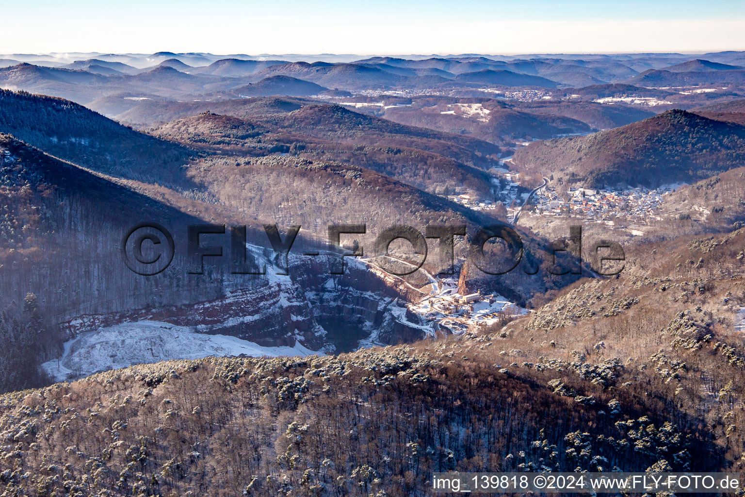 Vue aérienne de Granit du Palatinat en hiver avec de la neige à Waldhambach dans le département Rhénanie-Palatinat, Allemagne