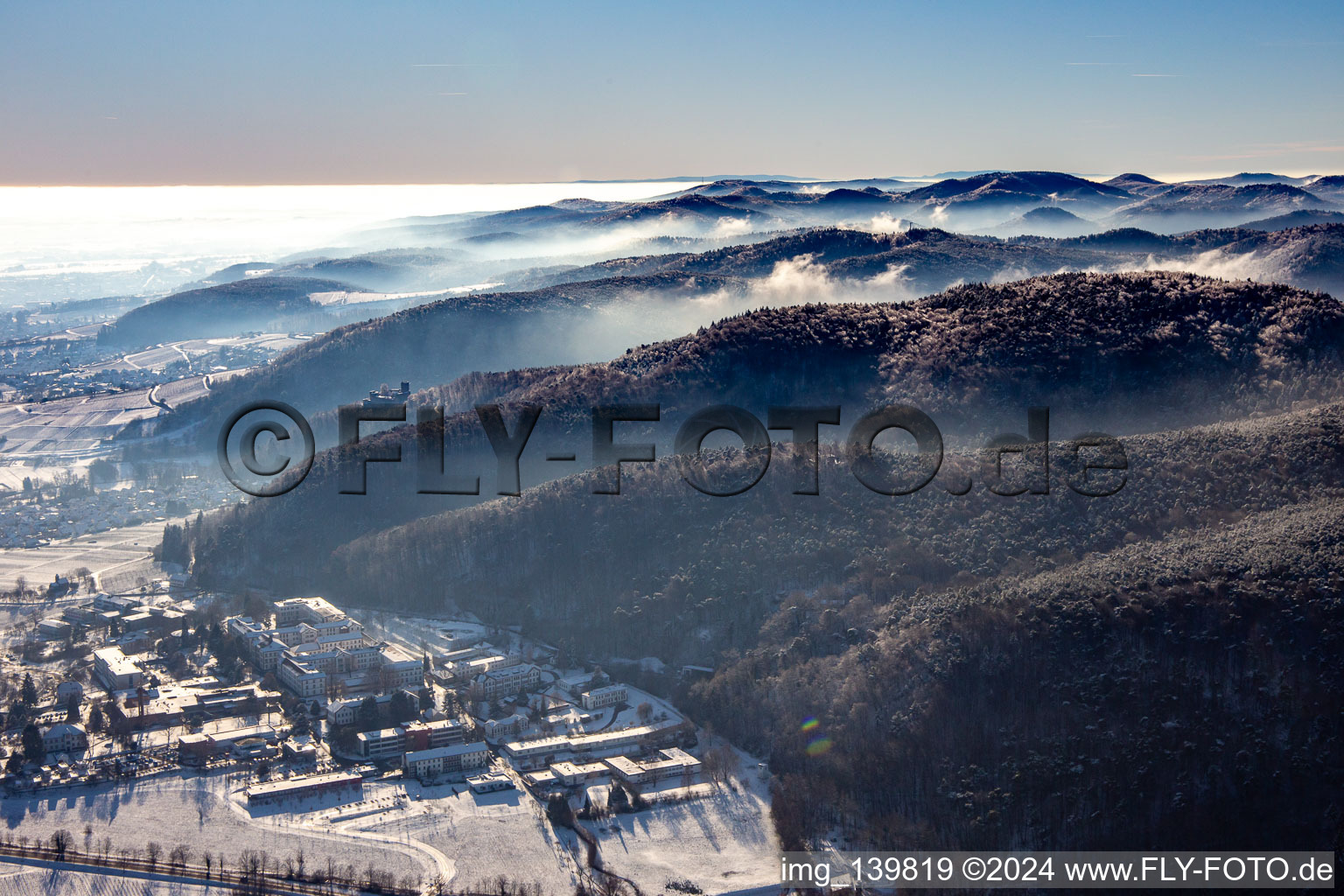 Vue aérienne de Pfalzklinik Landeck du nord-ouest en hiver dans la neige à Klingenmünster dans le département Rhénanie-Palatinat, Allemagne