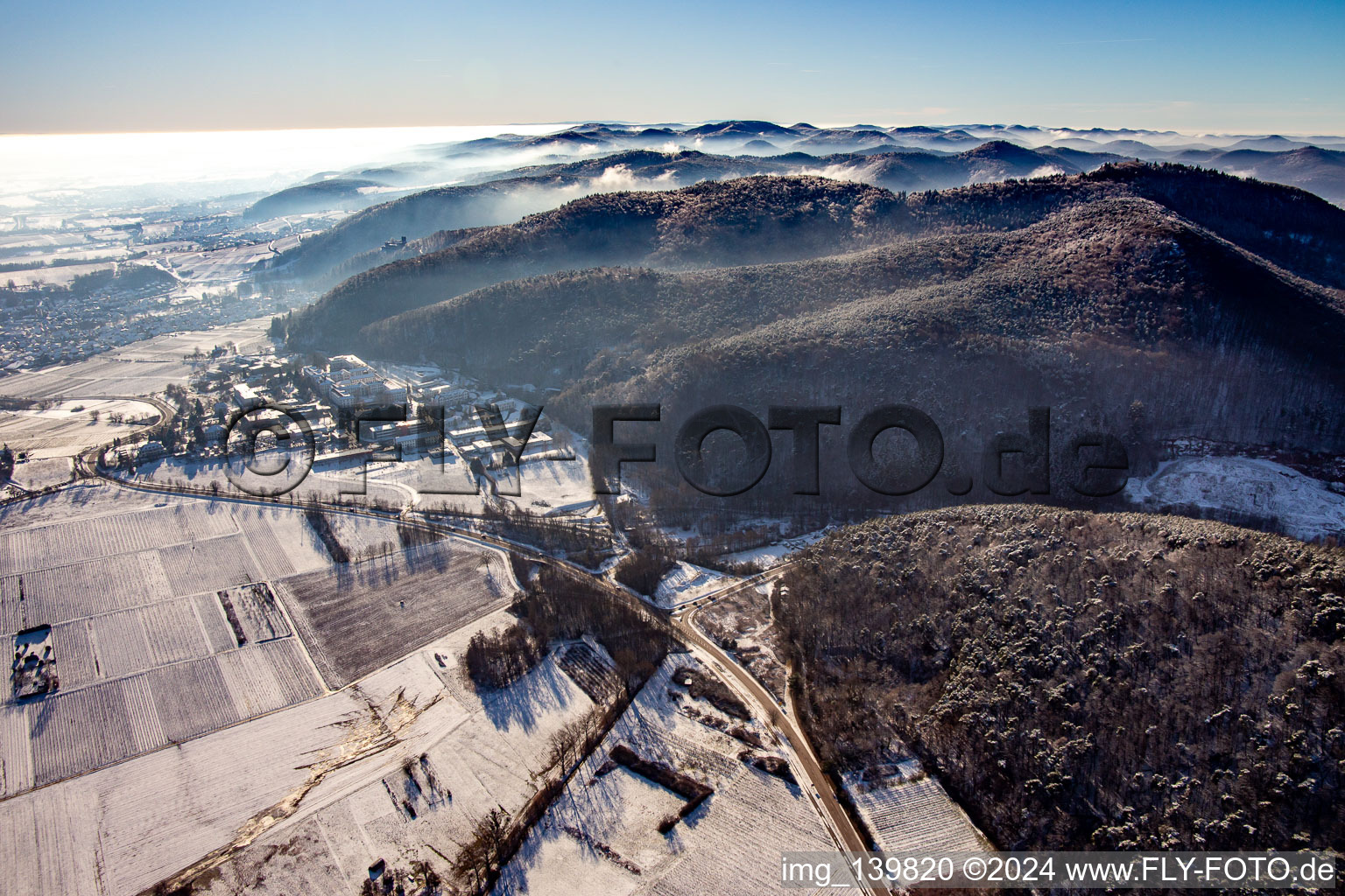 Vue aérienne de Haardtrand en hiver avec de la neige à Klingenmünster dans le département Rhénanie-Palatinat, Allemagne