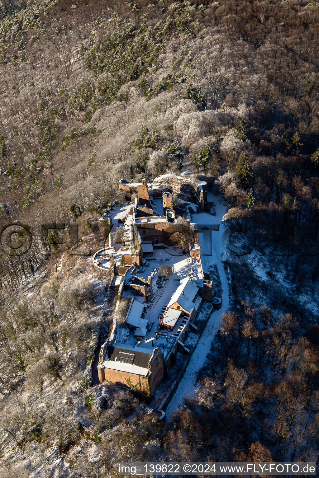 Vue aérienne de Runie Madenburg en hiver avec de la neige à Eschbach dans le département Rhénanie-Palatinat, Allemagne