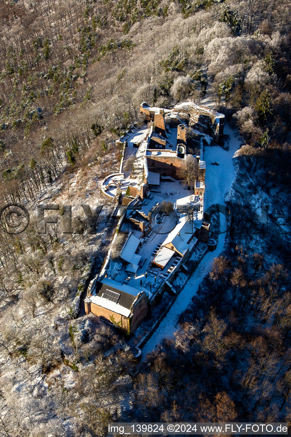 Photographie aérienne de Runie Madenburg en hiver avec de la neige à Eschbach dans le département Rhénanie-Palatinat, Allemagne