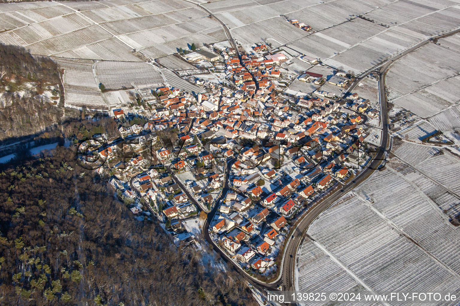 Vue aérienne de Du sud-ouest en hiver dans la neige à Eschbach dans le département Rhénanie-Palatinat, Allemagne