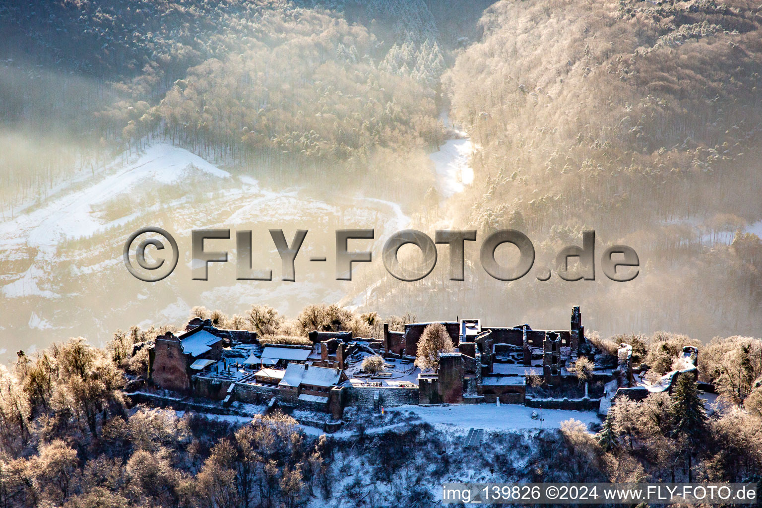 Vue oblique de Runie Madenburg en hiver avec de la neige à Eschbach dans le département Rhénanie-Palatinat, Allemagne