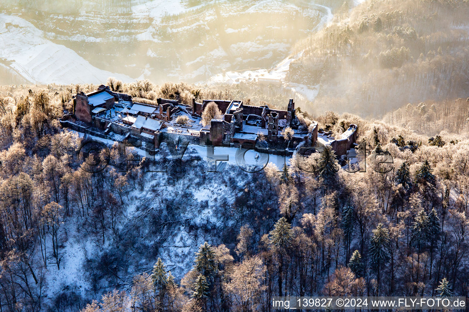 Runie Madenburg en hiver avec de la neige à Eschbach dans le département Rhénanie-Palatinat, Allemagne d'en haut