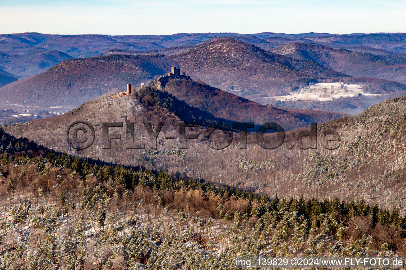 Vue aérienne de Château de Trifels, ruines du château d'Anebos et de Scharfenberg du sud-est en hiver avec de la neige à Leinsweiler dans le département Rhénanie-Palatinat, Allemagne