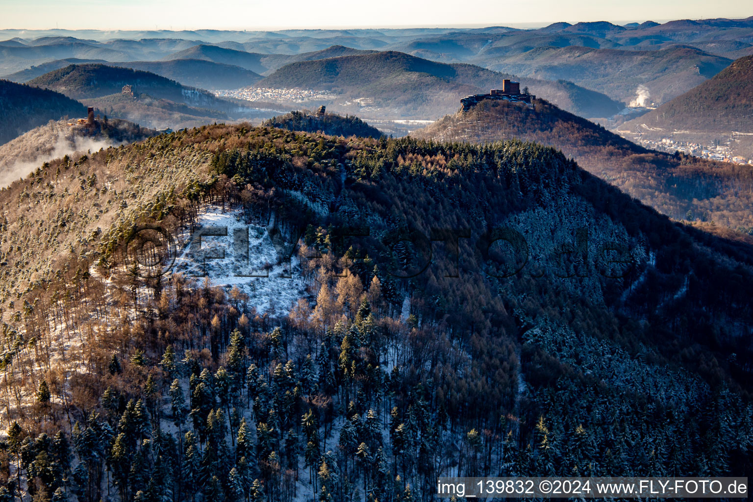 Vue aérienne de Château de Trifels, ruines du château d'Anebos et de Scharfenberg derrière le site de lancement de parapente de Förlenberg en hiver dans la neige à Leinsweiler dans le département Rhénanie-Palatinat, Allemagne