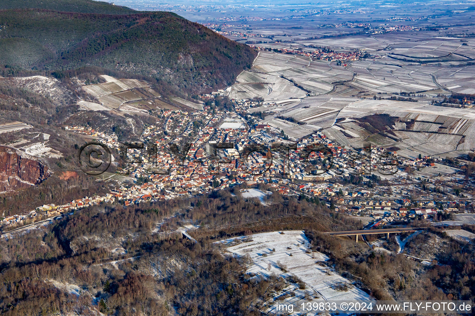 Vue aérienne de En hiver avec de la neige du sud à Albersweiler dans le département Rhénanie-Palatinat, Allemagne