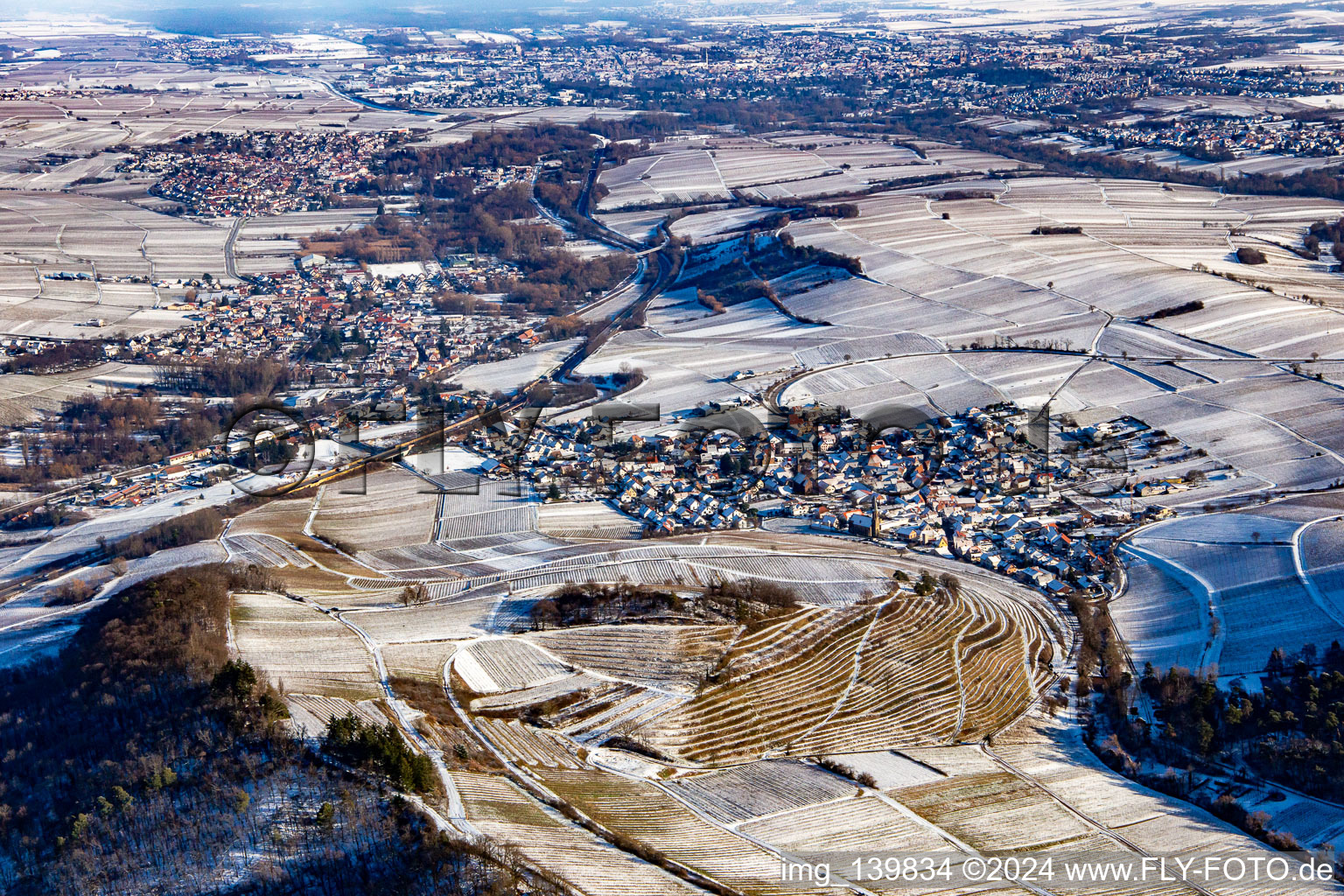 Vue aérienne de Vignoble Keschdebusch de l'ouest en hiver avec de la neige à Birkweiler dans le département Rhénanie-Palatinat, Allemagne