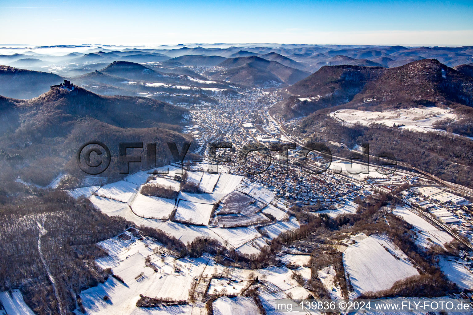 Vue aérienne de Queichtal de l'est en hiver avec de la neige à Annweiler am Trifels dans le département Rhénanie-Palatinat, Allemagne