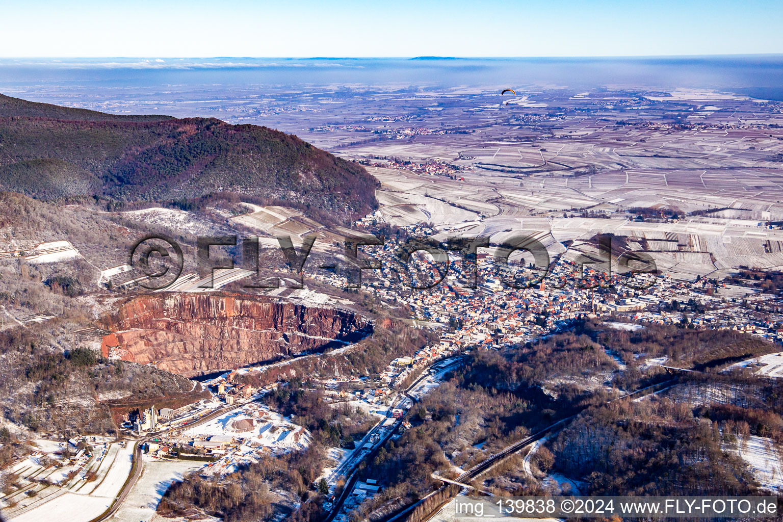 Vue aérienne de Carrière en hiver avec de la neige venant de l'ouest à Albersweiler dans le département Rhénanie-Palatinat, Allemagne