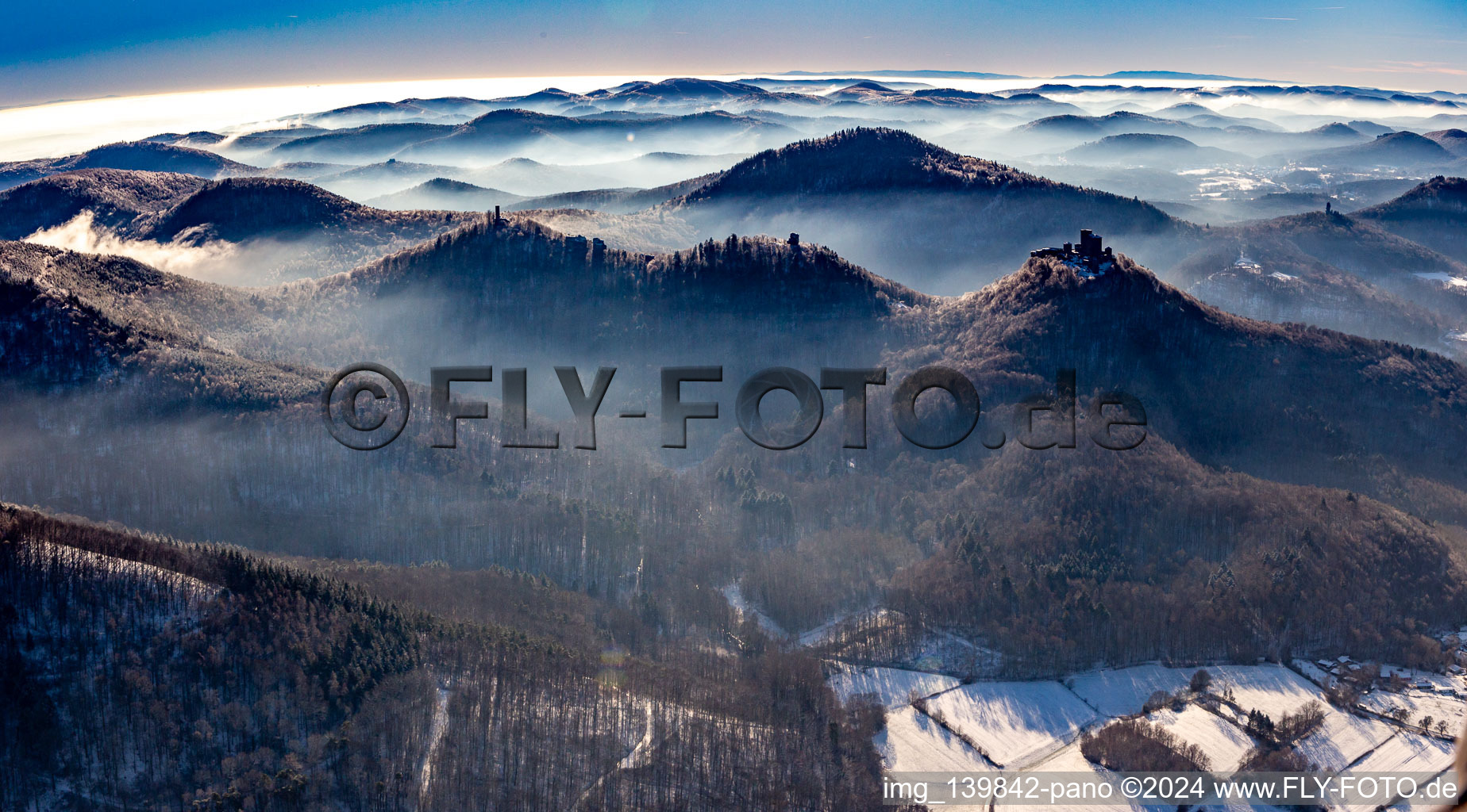 Vue aérienne de Château de Trifels, ruines du château d'Anebos et de Scharfenberg du nord-est en hiver avec de la neige à Annweiler am Trifels dans le département Rhénanie-Palatinat, Allemagne