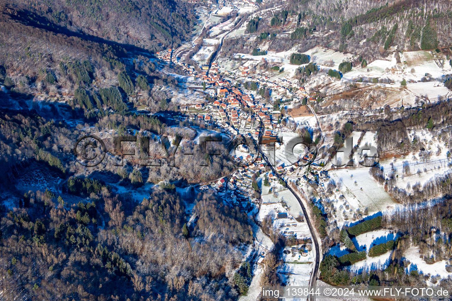 Vue aérienne de Dernbacher Tal du sud en hiver avec de la neige à Dernbach dans le département Rhénanie-Palatinat, Allemagne