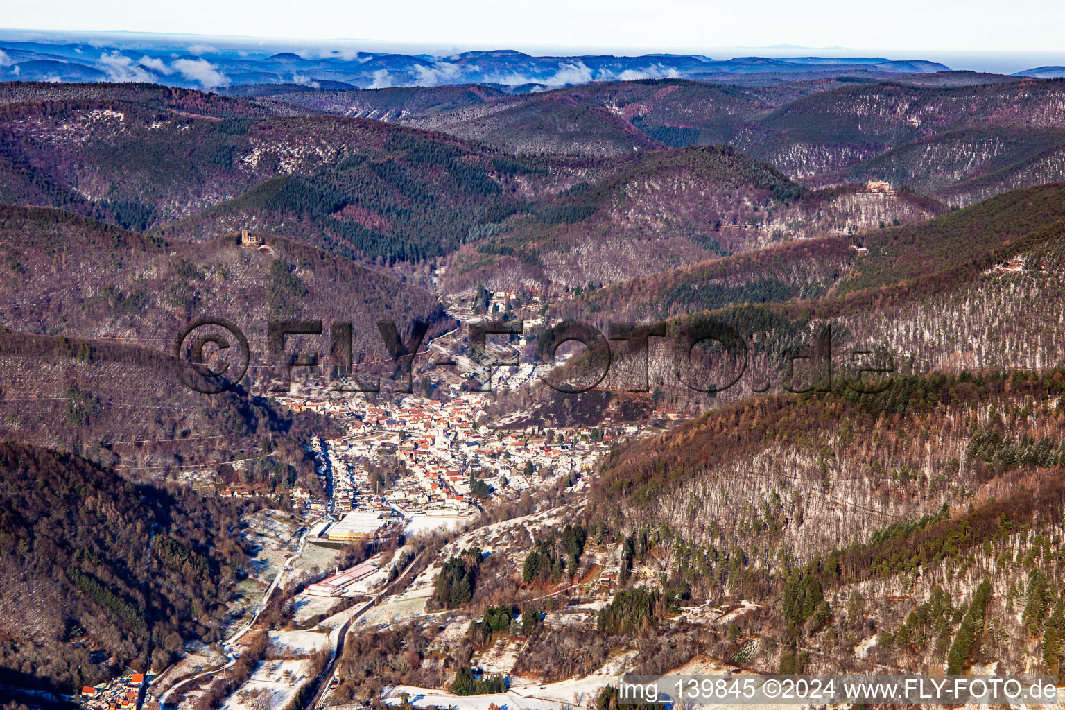 Vue aérienne de Dernbacher Tal du sud en hiver avec de la neige à Ramberg dans le département Rhénanie-Palatinat, Allemagne