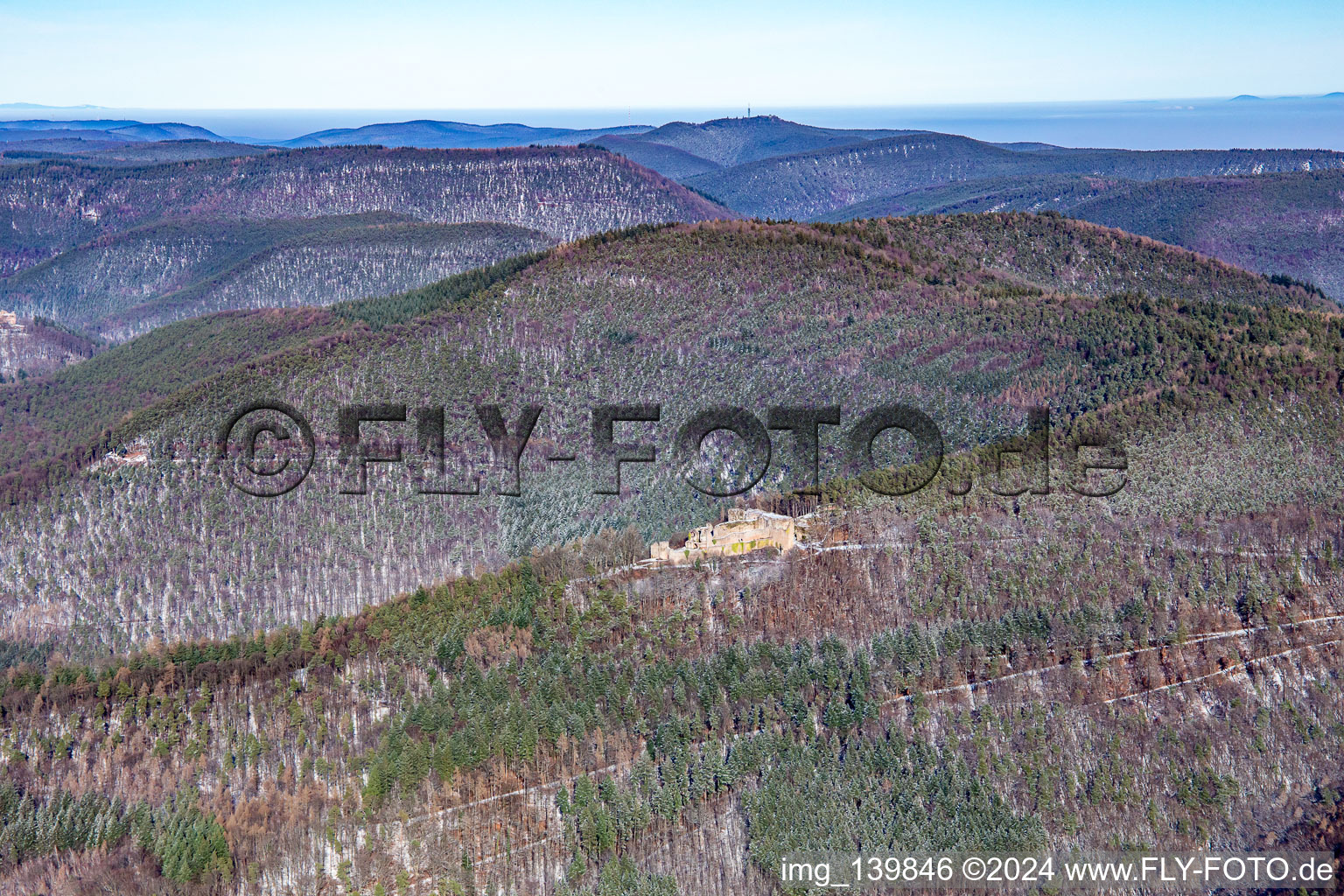 Vue aérienne de Ruines du château de Neuscharfeneck du sud en hiver avec de la neige à Flemlingen dans le département Rhénanie-Palatinat, Allemagne