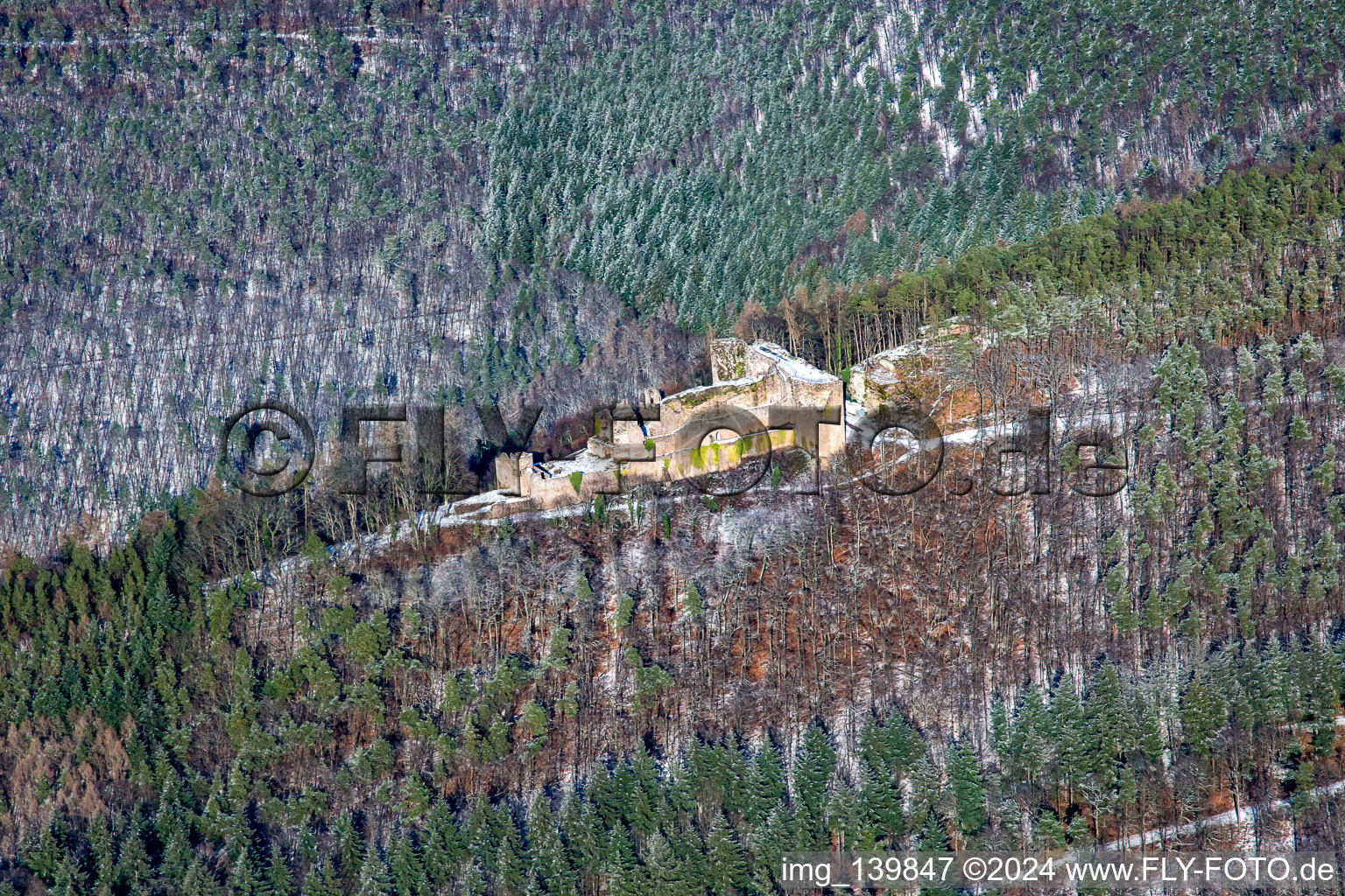 Vue aérienne de Ruines du château de Neuscharfeneck du sud en hiver avec de la neige à Flemlingen dans le département Rhénanie-Palatinat, Allemagne