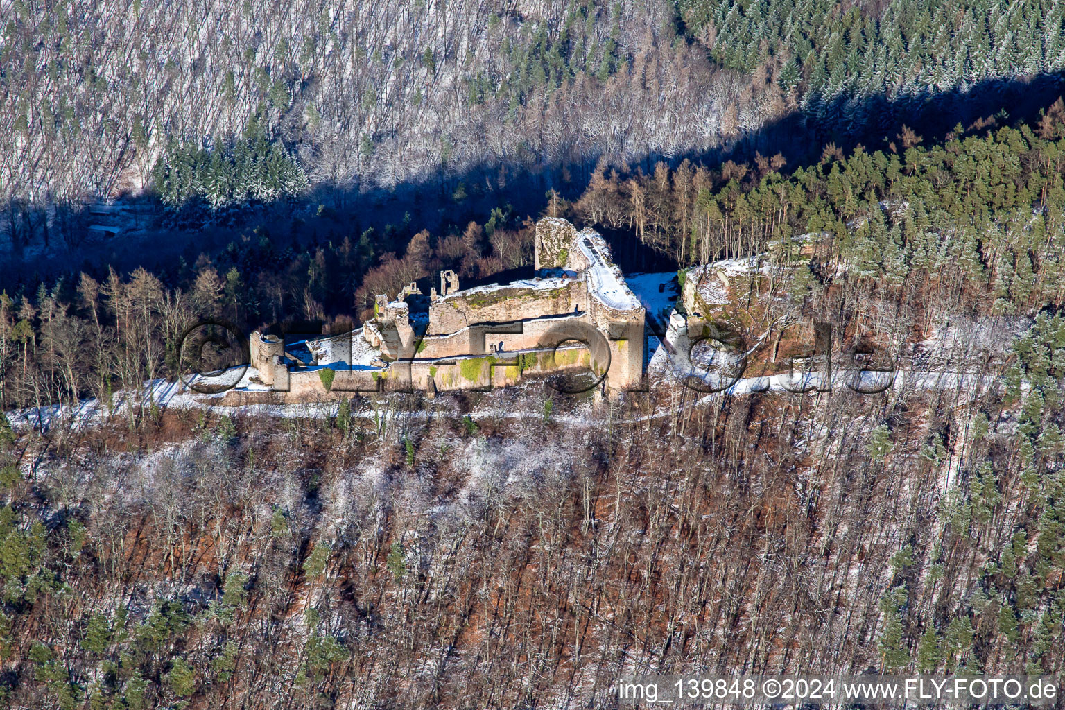 Photographie aérienne de Ruines du château de Neuscharfeneck du sud en hiver avec de la neige à Flemlingen dans le département Rhénanie-Palatinat, Allemagne