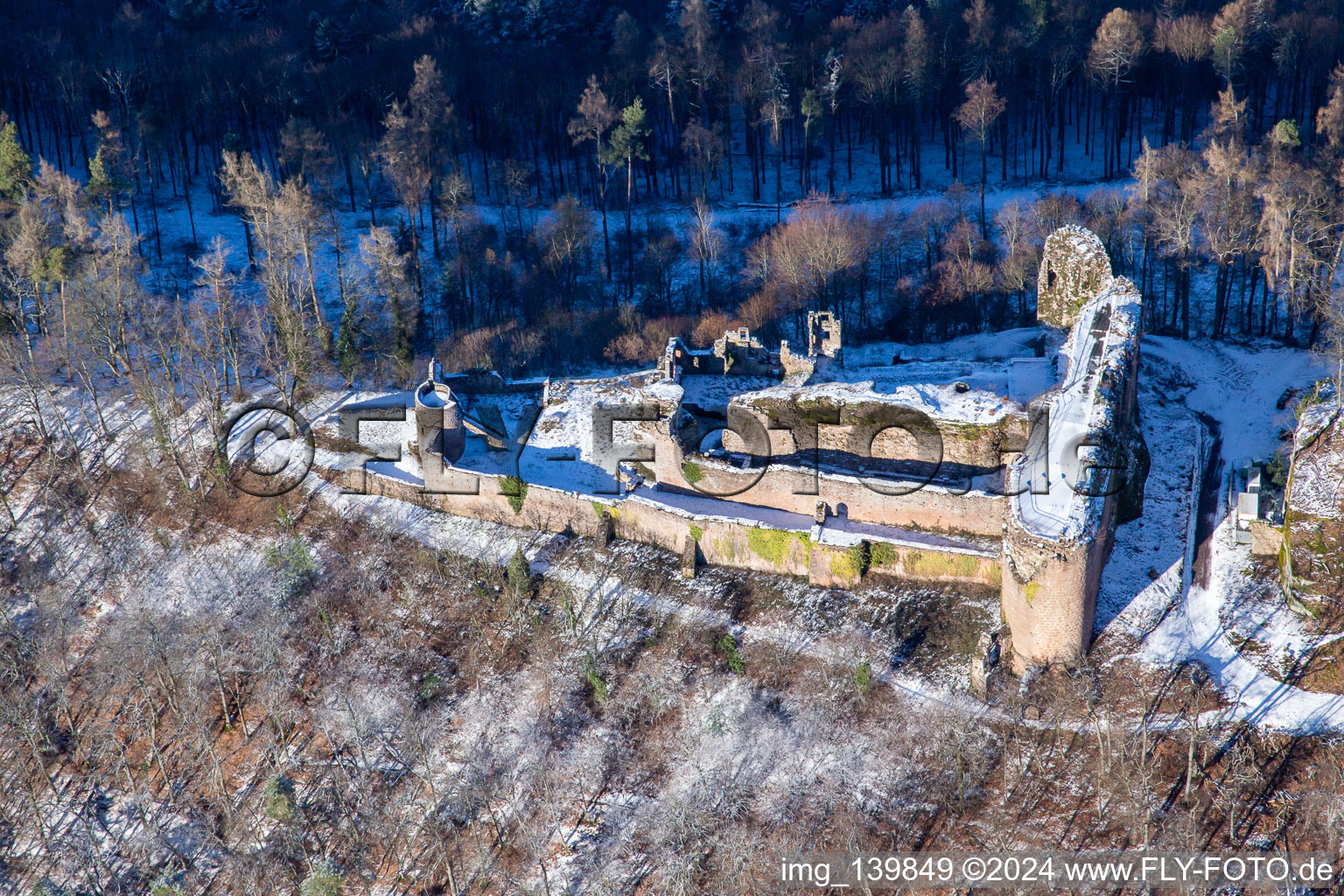 Vue oblique de Ruines du château de Neuscharfeneck du sud en hiver avec de la neige à Flemlingen dans le département Rhénanie-Palatinat, Allemagne