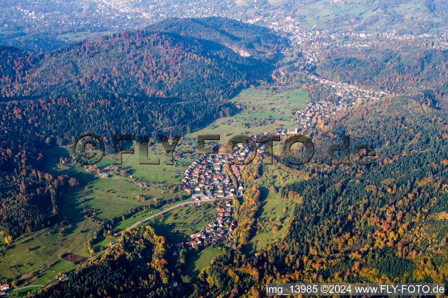 Vue aérienne de Vue sur le village à le quartier Lichtental in Baden-Baden dans le département Bade-Wurtemberg, Allemagne