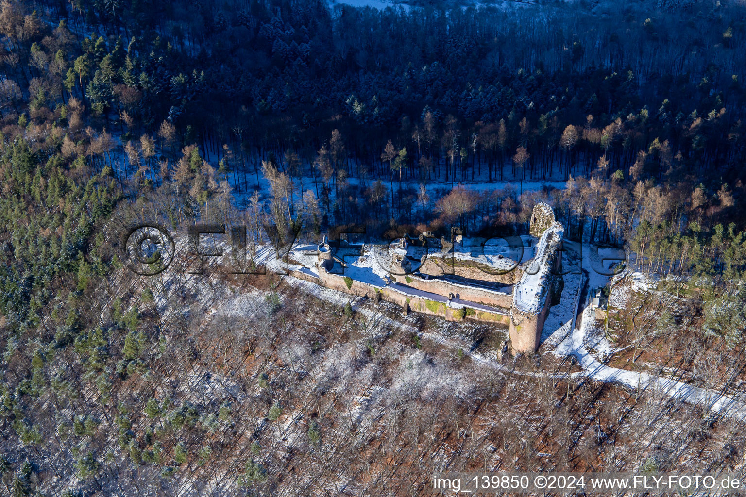 Ruines du château de Neuscharfeneck du sud en hiver avec de la neige à Flemlingen dans le département Rhénanie-Palatinat, Allemagne d'en haut