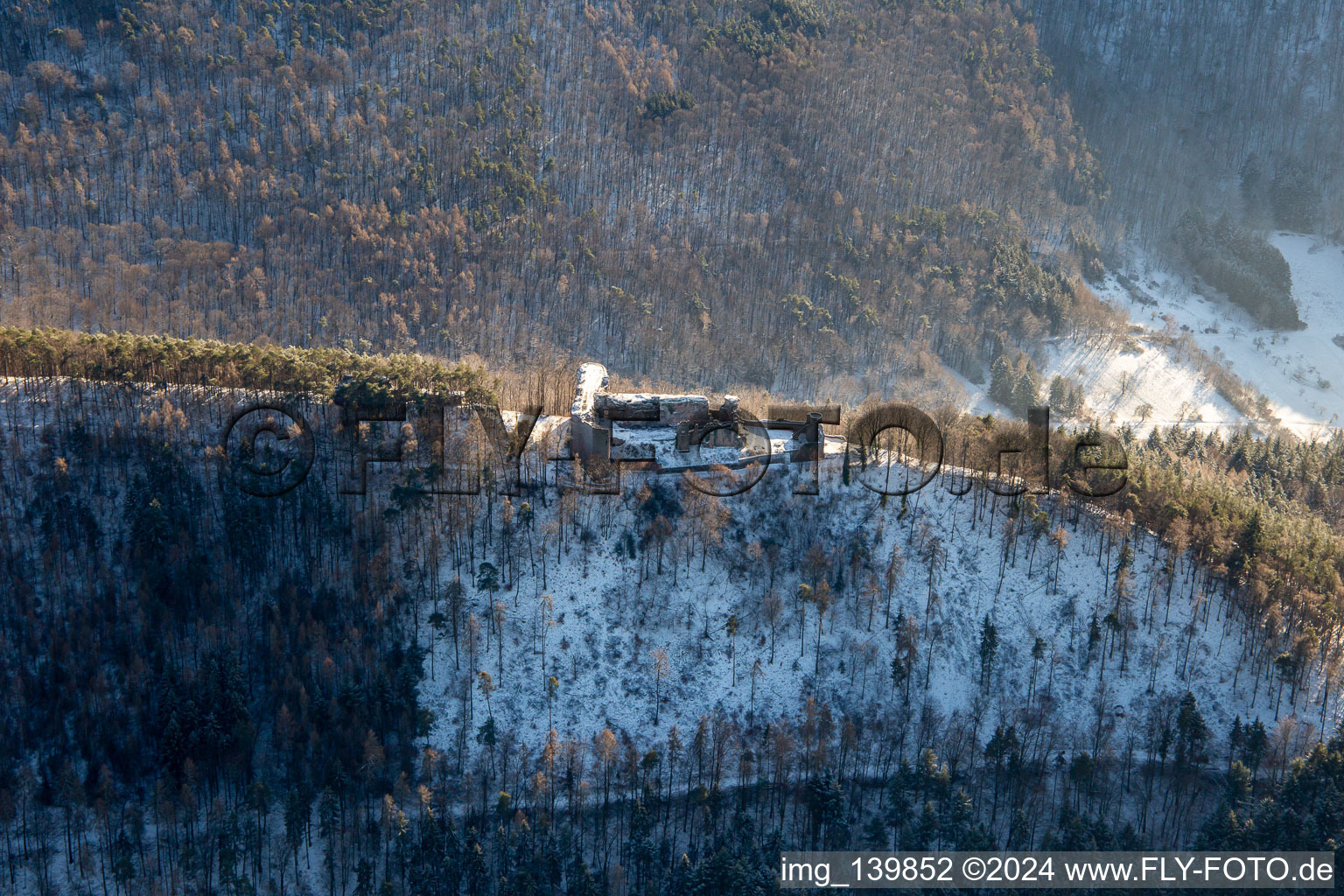 Vue aérienne de Ruines du château de Neuscharfeneck du nord en hiver avec de la neige à Flemlingen dans le département Rhénanie-Palatinat, Allemagne