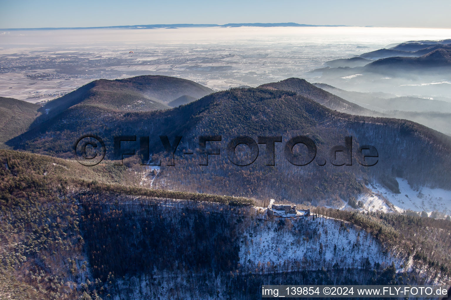 Vue aérienne de Burgunie Neuscharfeneck du nord en hiver avec de la neige à Burrweiler dans le département Rhénanie-Palatinat, Allemagne