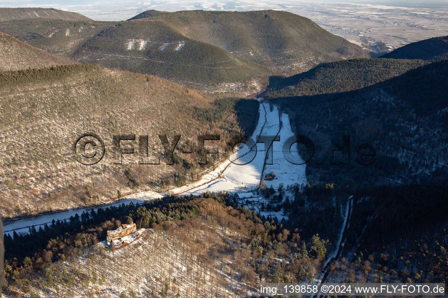 Vue aérienne de Modenbachtal du sud-ouest en hiver avec de la neige à Ramberg dans le département Rhénanie-Palatinat, Allemagne