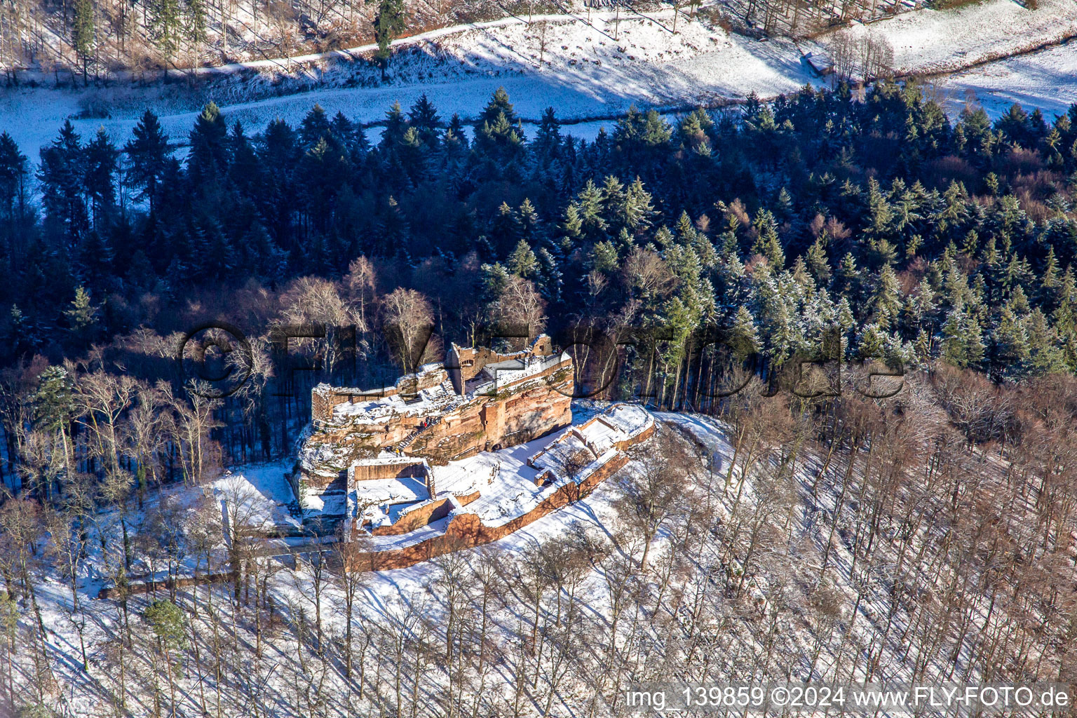 Vue aérienne de Château de Meisteresel du sud en hiver avec de la neige à Ramberg dans le département Rhénanie-Palatinat, Allemagne