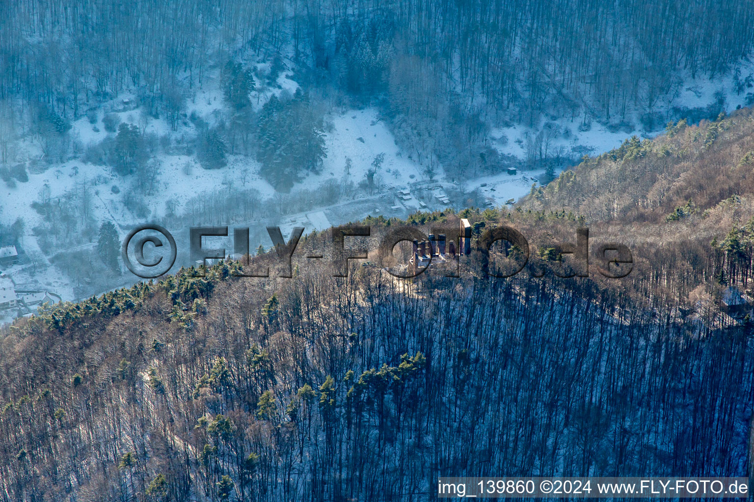 Vue aérienne de Ruines du château de Ramburg en hiver avec de la neige à Ramberg dans le département Rhénanie-Palatinat, Allemagne