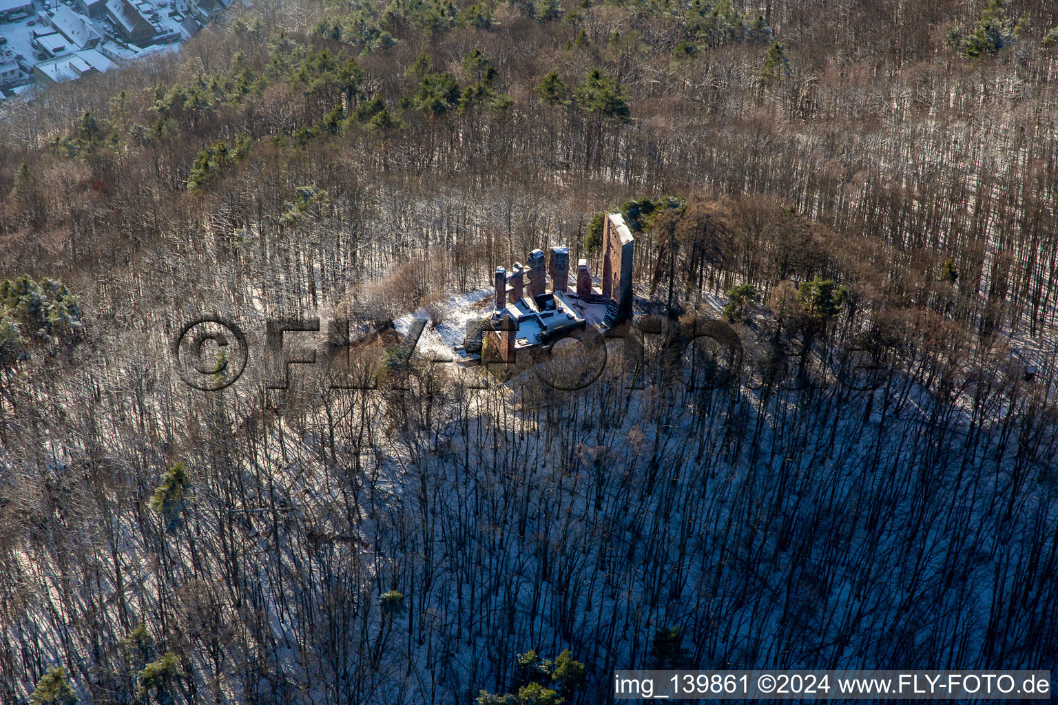 Vue aérienne de Ruines du château de Ramburg en hiver avec de la neige à Ramberg dans le département Rhénanie-Palatinat, Allemagne