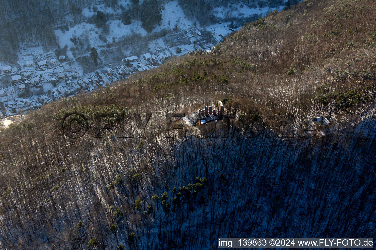 Photographie aérienne de Ruines du château de Ramburg en hiver avec de la neige à Ramberg dans le département Rhénanie-Palatinat, Allemagne