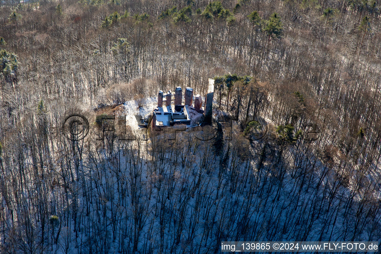 Vue oblique de Ruines du château de Ramburg en hiver avec de la neige à Ramberg dans le département Rhénanie-Palatinat, Allemagne