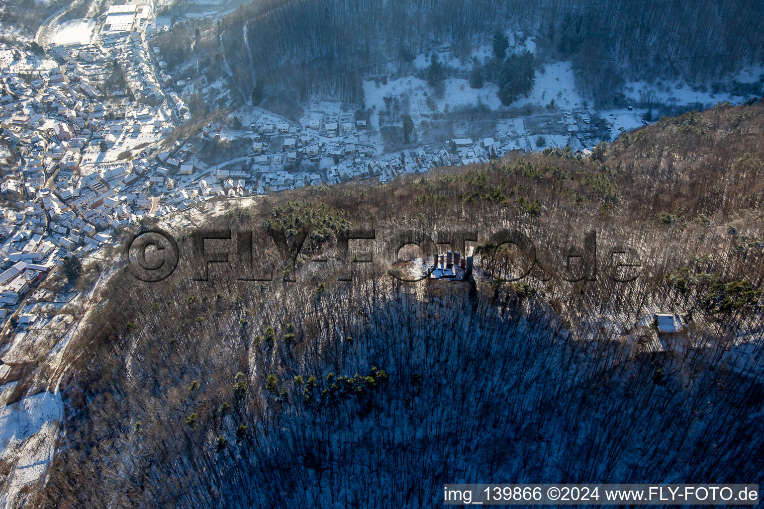 Ruines du château de Ramburg en hiver avec de la neige à Ramberg dans le département Rhénanie-Palatinat, Allemagne d'en haut