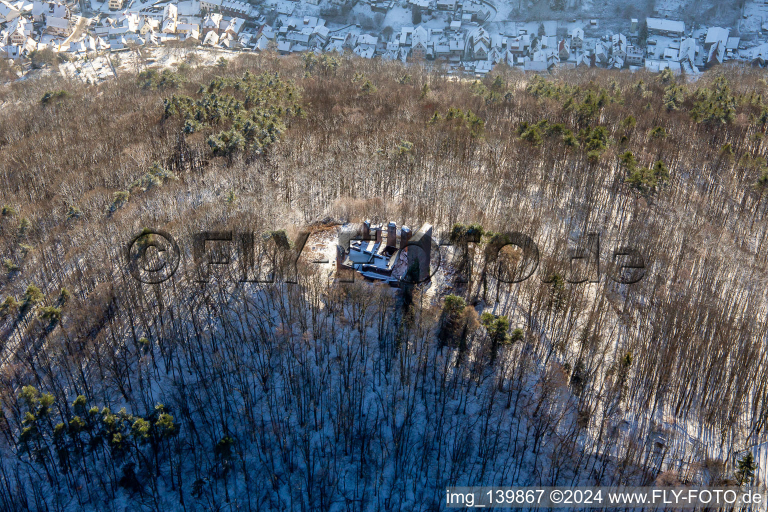 Ruines du château de Ramburg en hiver avec de la neige à Ramberg dans le département Rhénanie-Palatinat, Allemagne hors des airs