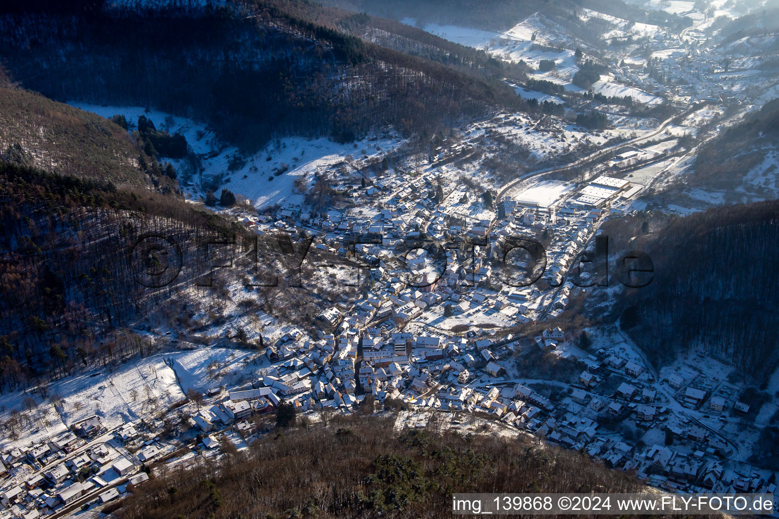 Vue aérienne de Du nord-ouest en hiver quand il y a de la neige à Ramberg dans le département Rhénanie-Palatinat, Allemagne