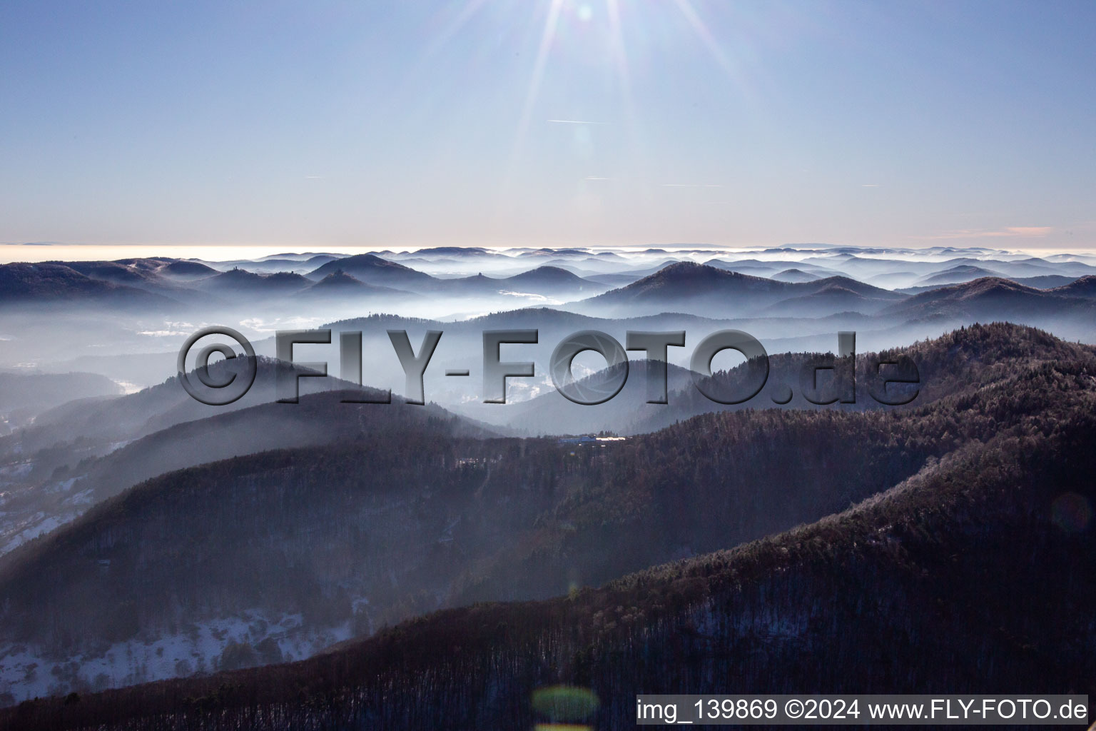 Vue aérienne de Forêt du Palatinat du nord en hiver avec de la neige à Eußerthal dans le département Rhénanie-Palatinat, Allemagne