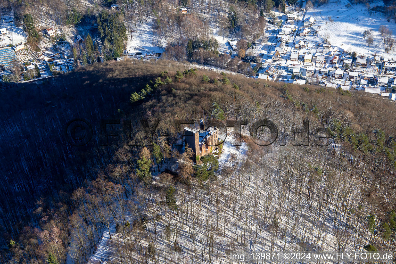 Ruines du château de Ramburg en hiver avec de la neige à Ramberg dans le département Rhénanie-Palatinat, Allemagne vue d'en haut