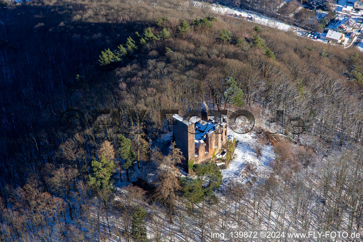 Ruines du château de Ramburg en hiver avec de la neige à Ramberg dans le département Rhénanie-Palatinat, Allemagne depuis l'avion