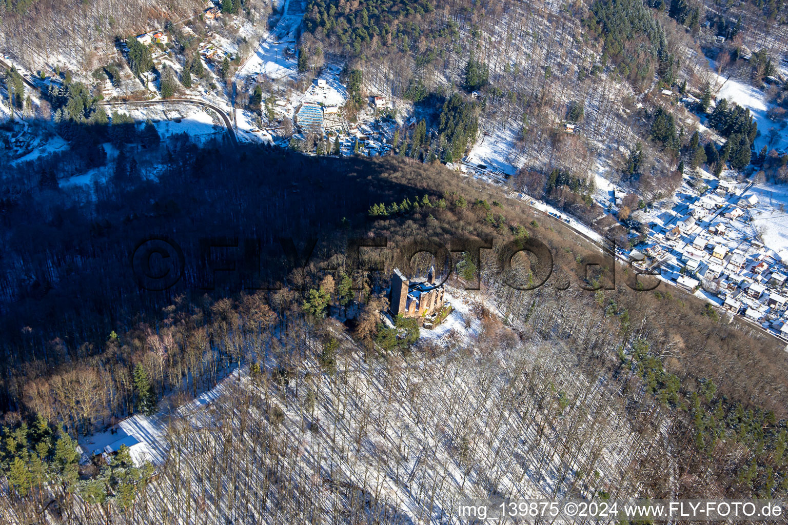 Vue d'oiseau de Ruines du château de Ramburg en hiver avec de la neige à Ramberg dans le département Rhénanie-Palatinat, Allemagne