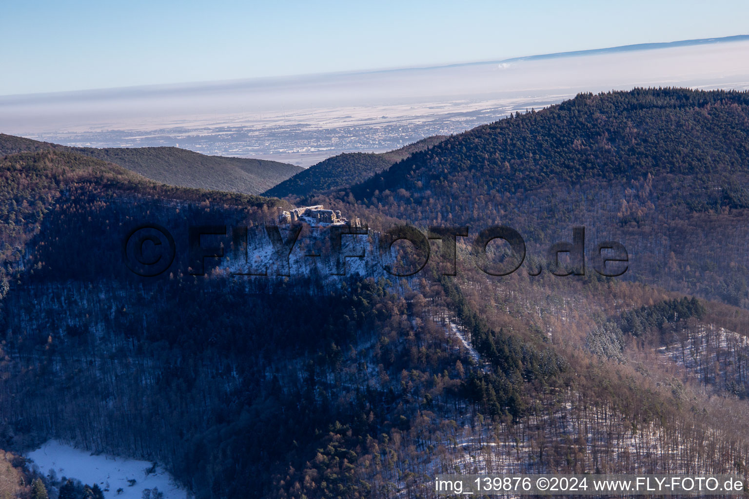 Vue aérienne de Ruines du château de Neuscharfeneck du nord-ouest en hiver avec de la neige à Ramberg dans le département Rhénanie-Palatinat, Allemagne