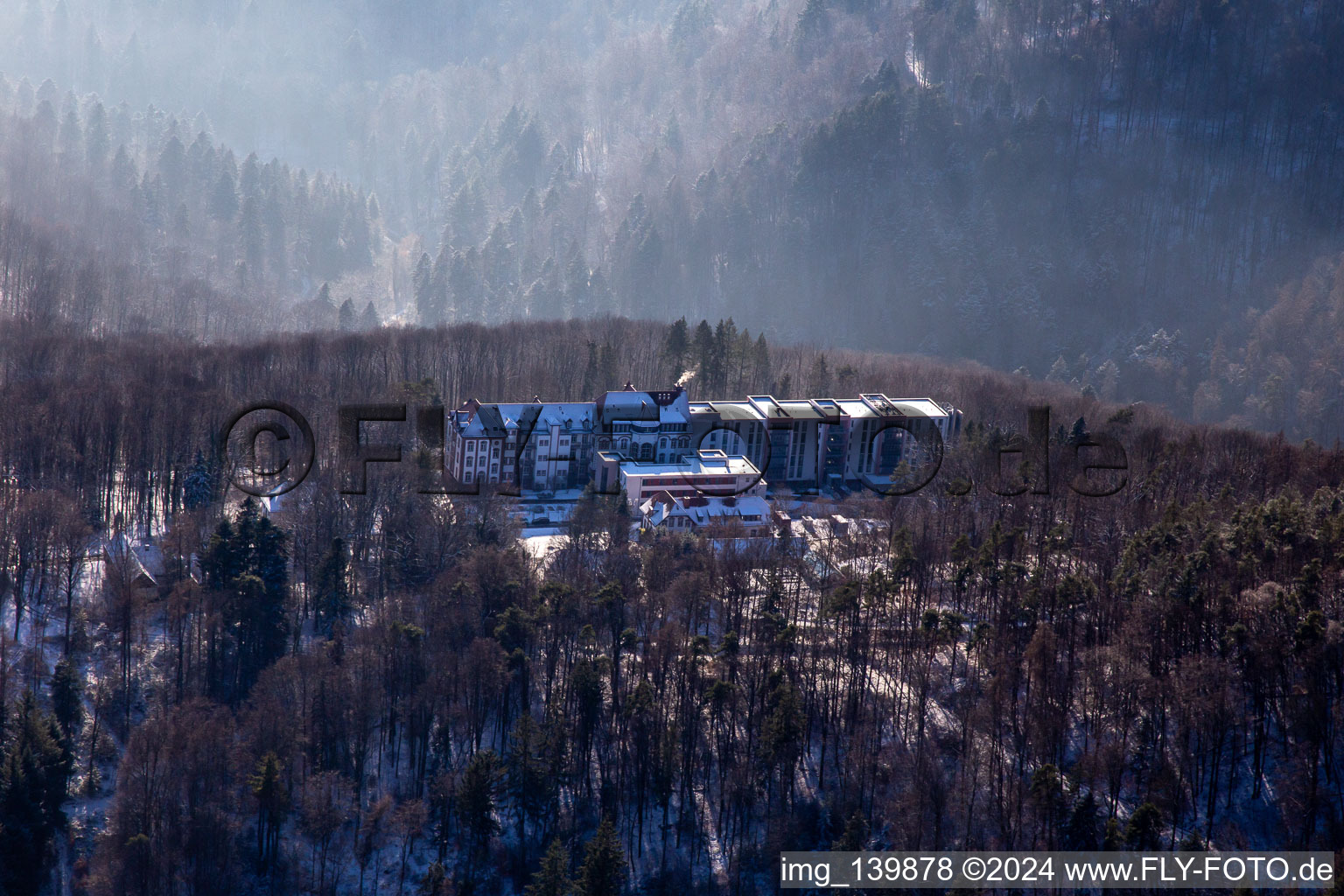 Vue aérienne de Clinique spécialisée Eußerthal du nord en hiver quand il y a de la neige à Eußerthal dans le département Rhénanie-Palatinat, Allemagne